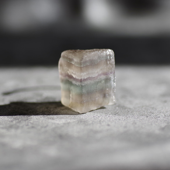 【一点もの】 フローライト 鉱物原石 イヤーカフ 天然石 (No.2012) 2枚目の画像