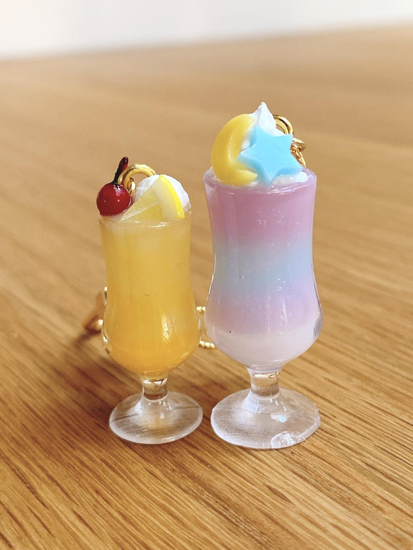 ゆめかわパステルカラースイーツとミックスジュースのキーホルダー