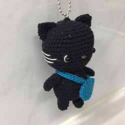 お魚かばんを持った黒猫ちゃん　あみぐるみ 2枚目の画像