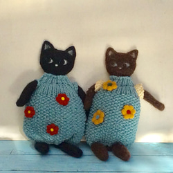 双子ちゃん猫 編みぐるみフェルト２個セット 1枚目の画像