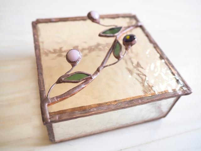 ステンドグラスの小花の小箱