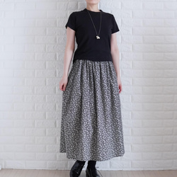 【花柄】【ギャザースカート】コットンリネン　ロングスカート　ふんわりシルエット 白黒 4枚目の画像