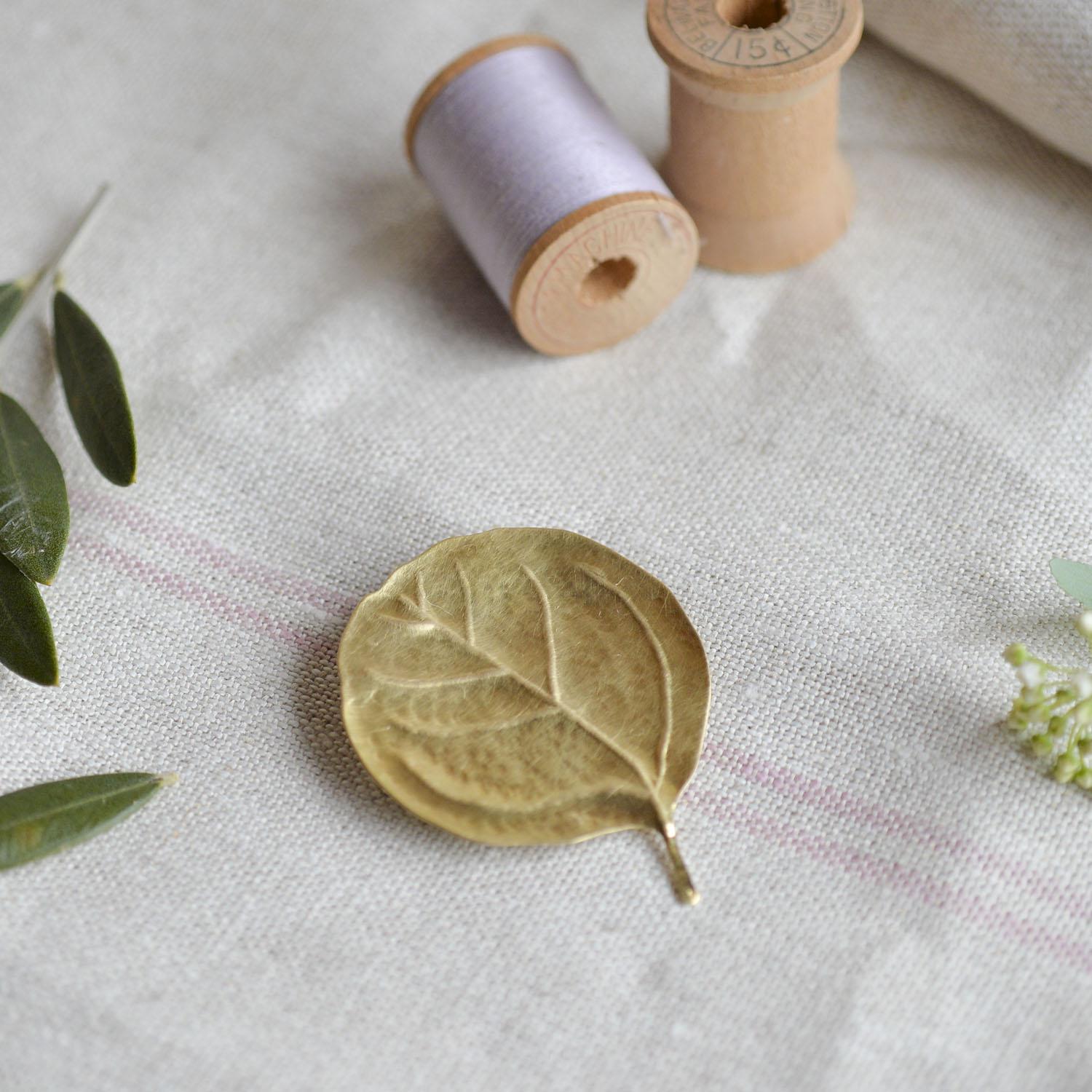 ユーカリの葉っぱのブローチ（大）《真鍮》