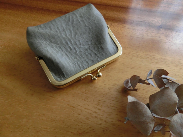 真鍮製がま口のヌメ革財布（グレー） 2枚目の画像