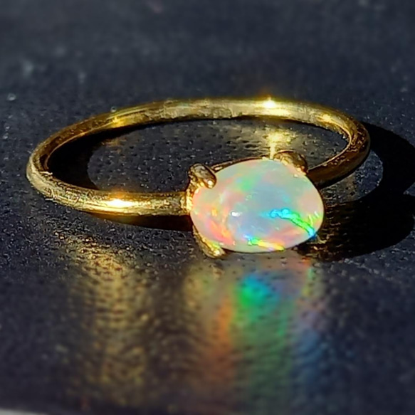 ドームに虹がぎっしりつまったウォーターオパールのシルバーリング 11