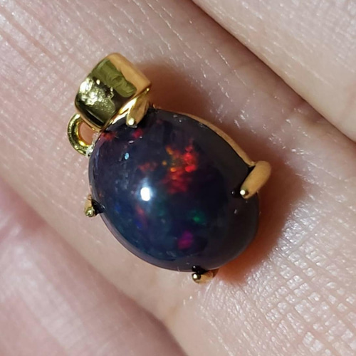 ハンドメイド❇︎宝石質ブラックオパールのチャーム こころもとない