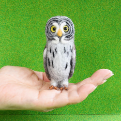 フクロウの置物羊毛フェルト製　ホワイトアメリカワシミミズク オンラインハンドメイド・手芸 - 羊毛フェルト製置物 ホワイト