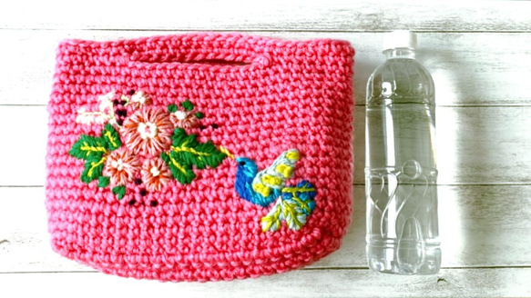 ピンクお花とブルーの小鳥のカラフル刺繡バッグ　シノワズリ・フラワーガーデン手編みニットハンドバッグ　ピンク　クリスマス 13枚目の画像