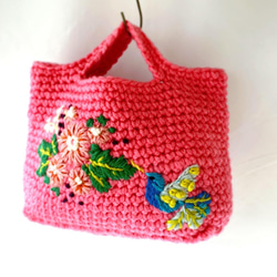 ピンクお花とブルーの小鳥のカラフル刺繡バッグ　シノワズリ・フラワーガーデン手編みニットハンドバッグ　ピンク　クリスマス 1枚目の画像