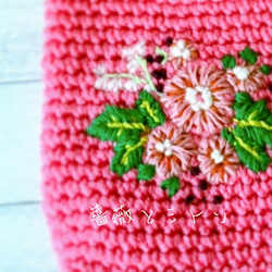 ピンクお花とブルーの小鳥のカラフル刺繡バッグ　シノワズリ・フラワーガーデン手編みニットハンドバッグ　ピンク　クリスマス 6枚目の画像