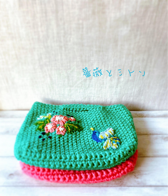 ピンクお花とブルーの小鳥のカラフル刺繡バッグ　シノワズリ・フラワーガーデン手編みニットハンドバッグ　ピンク　クリスマス 17枚目の画像