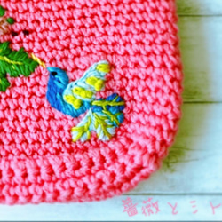 ピンクお花とブルーの小鳥のカラフル刺繡バッグ　シノワズリ・フラワーガーデン手編みニットハンドバッグ　ピンク　クリスマス 7枚目の画像