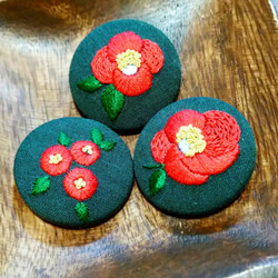 くるみボタン刺繍ブローチ　秋桜と千日紅のブローチ　handmade くるみボタン刺繍ブローチ、ハンドメイドの通販 by マドモアゼル