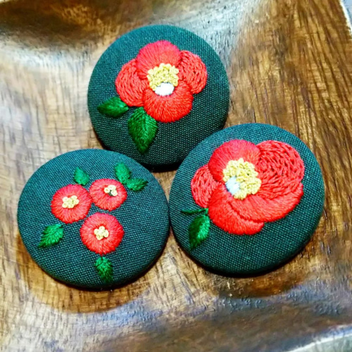 くるみボタンで作る「椿」リボン刺繍のブローチ ブローチ okano