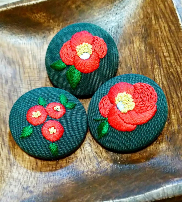 くるみボタンで作る「椿」リボン刺繍のブローチ ブローチ okano