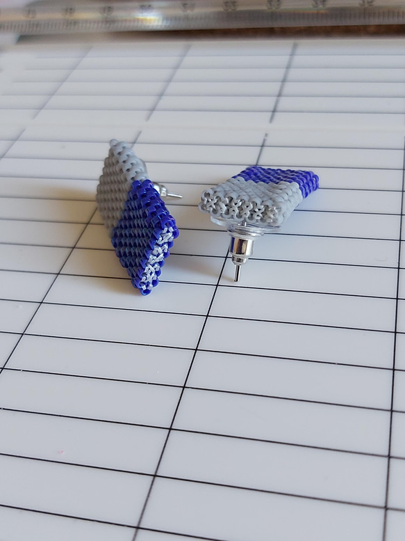 長方形串珠耳環 delica beads 27mm x 12mm 立體質感 雙色 耳針 硬朗 海外運送 送女生 禮物 第8張的照片