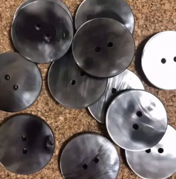 50個入り【艶】黒ぼたん　35mm 大きいぼたん　貝調　ポリエステルボタン　 1枚目の画像