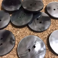 50個入り【艶】黒ぼたん　35mm 大きいぼたん　貝調　ポリエステルボタン　 3枚目の画像