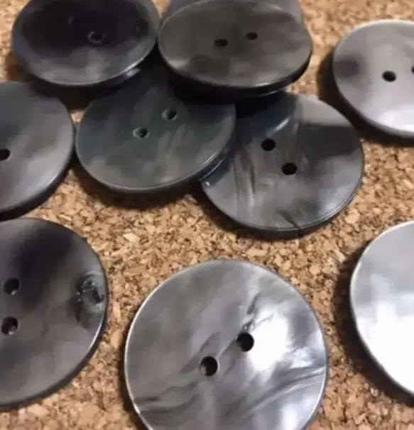 50個入り【艶】黒ぼたん　35mm 大きいぼたん　貝調　ポリエステルボタン　 3枚目の画像