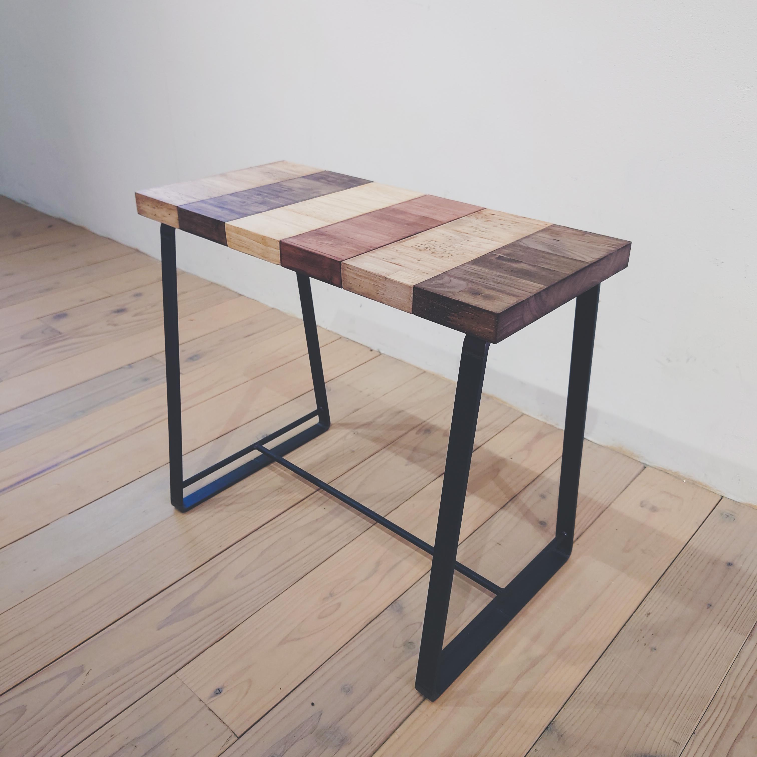 アイアン脚のベンチ　１人用　BIB入賞作品　キャンプ　サイドテーブル　観葉植物　ラバーウッド　店舗に最適