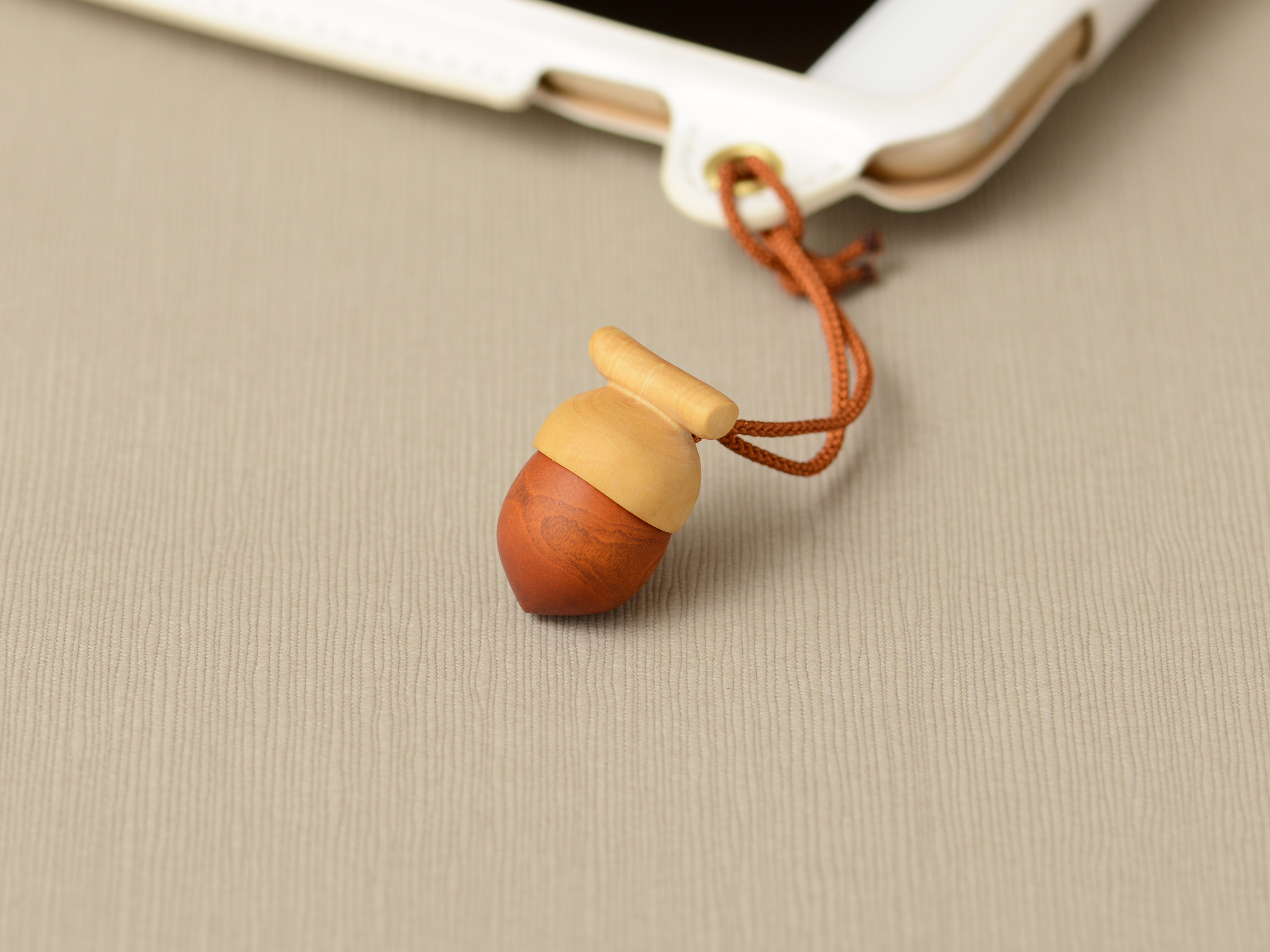 黄楊　手彫り　どんぐりの小根付