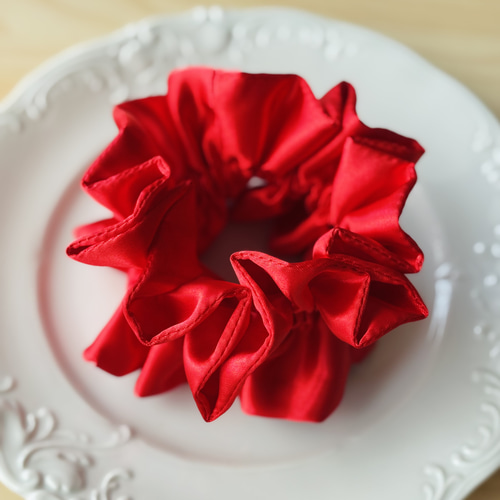 【現品限り】originalシュシュ1個　派手髪　いちごモチーフ　リボン　赤 現品限り】originalシュシュ1個 派手髪 いちごモチーフ リボン 赤