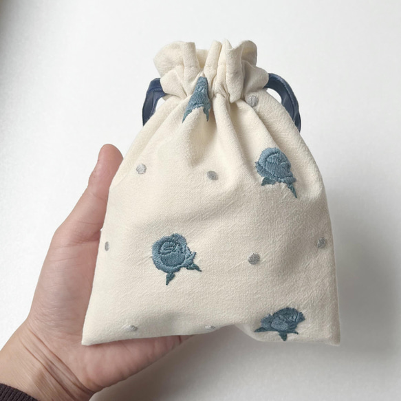 (青×グレー)バラ刺繍の巾着袋 2枚目の画像