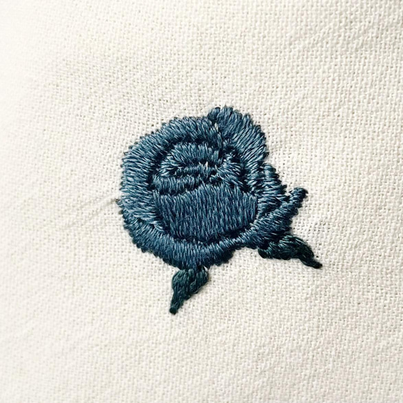 (青×グレー)バラ刺繍の巾着袋 7枚目の画像