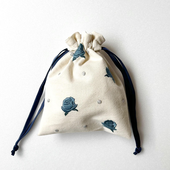 (青×グレー)バラ刺繍の巾着袋 1枚目の画像