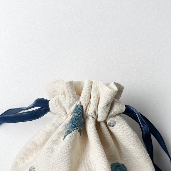 (青×グレー)バラ刺繍の巾着袋 6枚目の画像