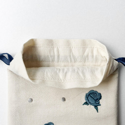 (青×グレー)バラ刺繍の巾着袋 5枚目の画像