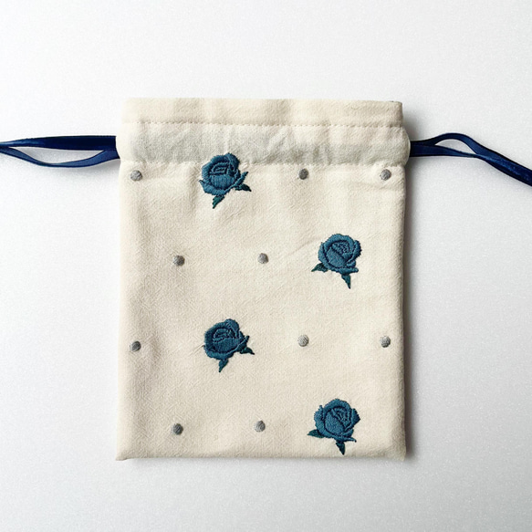 (青×グレー)バラ刺繍の巾着袋 3枚目の画像