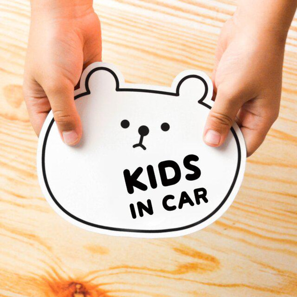 Kids in car (BLACK しろくま) 耐水 耐光 ベビーインカー マグネット ステッカー 1枚目の画像