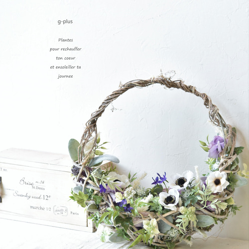 白いアネモネの三日月型リース（スモーキーパープル） フェイク  