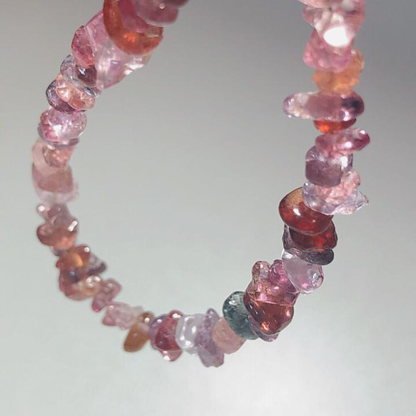 t082 天然石 マルチカラースピネル さざれ 1連 20cm ビーズ 素材 ハンドメイド パーツ 材料 サザレ 細石 1枚目の画像