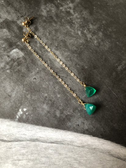 グリーンオニキストライアングルロングピアス 4,836円