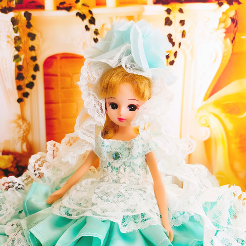 ♡贈答品にも♡ リカちゃんサイズ エメラルドグリーンのフリルたっぷり