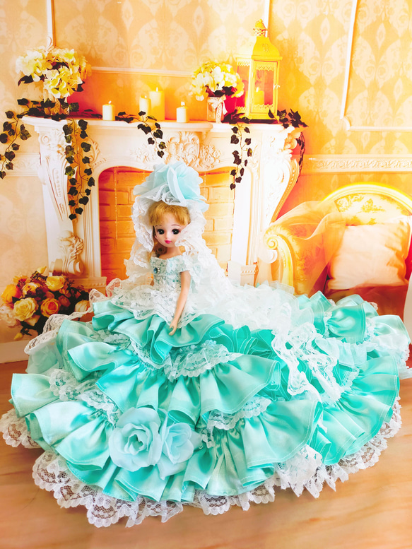 エメラルドグリーン フリルドレス ♡贈答品にも♡ リカちゃんサイズ エメラルドグリーンのフリルたっぷり