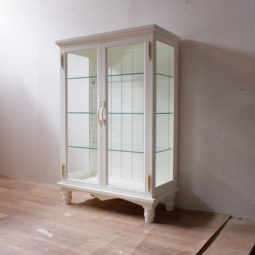 ろくろ脚のガラスキャビネット 観音開きタイプ ミルキーホワイト塗装