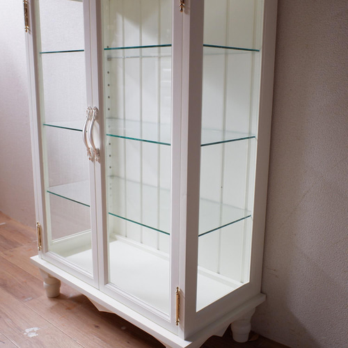ろくろ脚のガラスキャビネット 観音開きタイプ ミルキーホワイト塗装