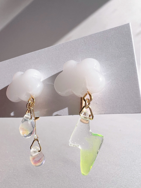 rain DROP ［雲と雷］クリアイエローのレジンイヤリング　　ゴールド 5枚目の画像