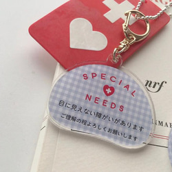 【目に見えない障がいがあります】水色チェック柄　SPECIAL NEEDS キーホルダー・バッジ（ヘルプマークと一緒に） 3枚目の画像