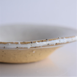 丸いひらひら小皿　黄御影土×チタンマット釉 8枚目の画像
