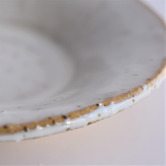 丸いひらひら小皿　黄御影土×チタンマット釉 7枚目の画像