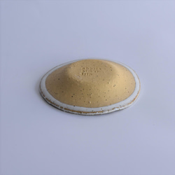 丸いひらひら小皿　黄御影土×チタンマット釉 4枚目の画像