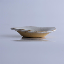 丸いひらひら小皿　黄御影土×チタンマット釉 3枚目の画像