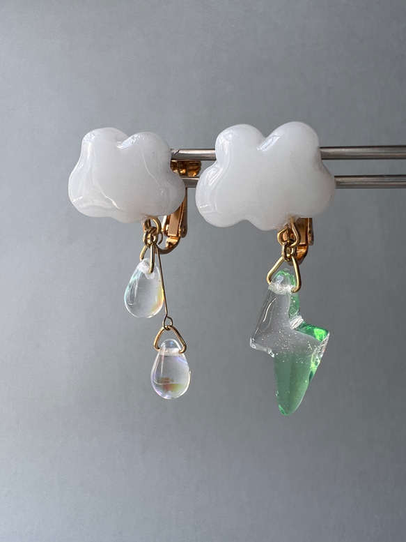 rain DROP ［雲と雷］クリアグリーンのレジンイヤリング　　　ゴールド 3枚目の画像