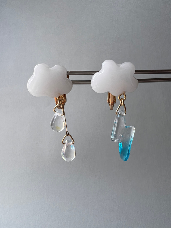 rain DROP ［雲と雷］クリアブルーのレジンイヤリング　ピアス 3枚目の画像