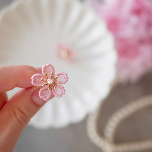 【特集掲載】桜[河津桜]ピアス/イヤリング　(受注生産/オーガンジー刺繍/フォーマル/春/入学式/卒業式/花/フラワー) 5枚目の画像