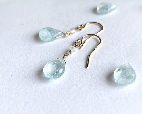 天然石イヤリング　アクアマリン　シルバーフープイヤリング　129-4 樹脂可能 再販♡ 14kgf 渚の贈り物 アクアマリンとホワイトトパーズの揺れる